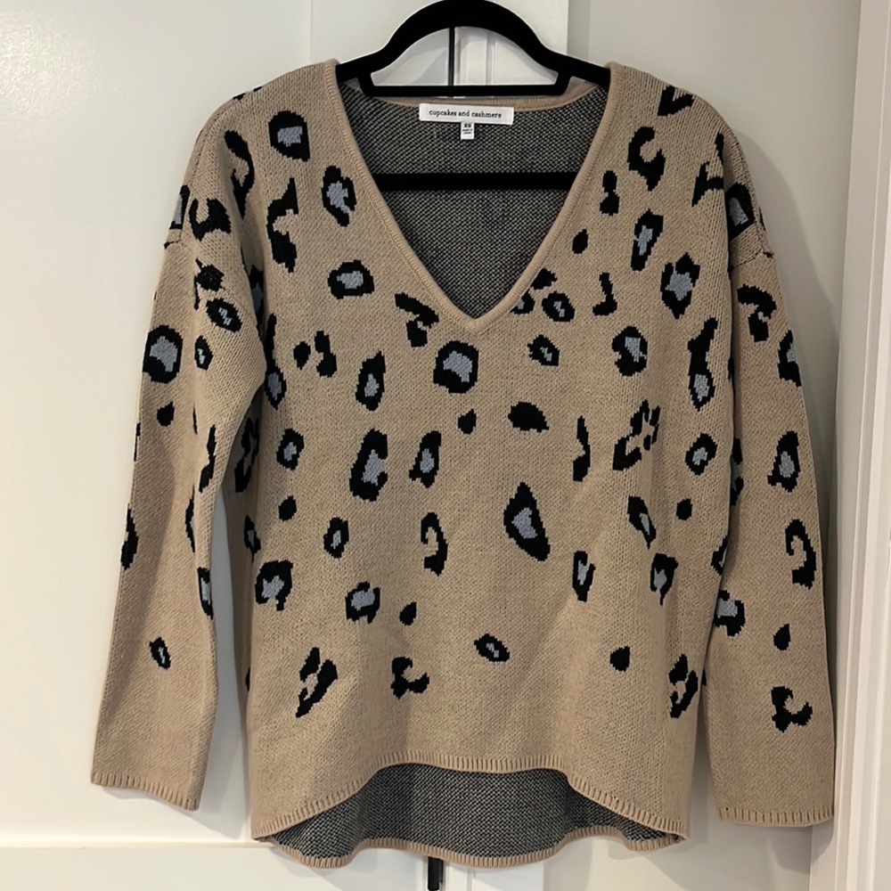Cupcakes and Cashmere Tan/Black Leopard V Neck Sweater Size XS